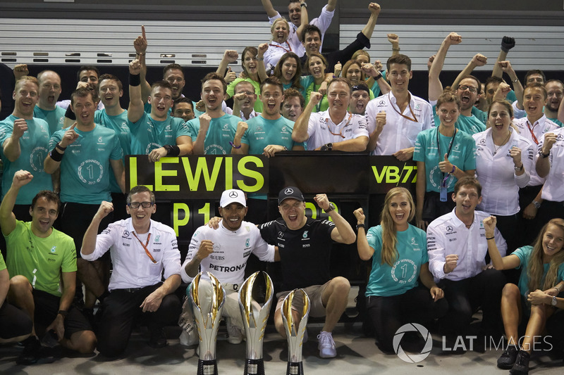 Le vainqueur Lewis Hamilton, Mercedes AMG F1, troisième place Valtteri Bottas, Mercedes AMG F1, font la fête avec l'équipe