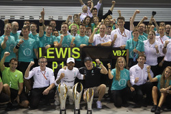 Le vainqueur Lewis Hamilton, Mercedes AMG F1, troisième place Valtteri Bottas, Mercedes AMG F1, font la fête avec l'équipe
