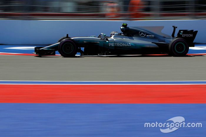 Valtteri Bottas bateu na trave, mas ficou com a terceira posição, a 0s095 do tempo de Vettel. Porém, pela segunda vez consecutiva, o finlandês larga à frente de...