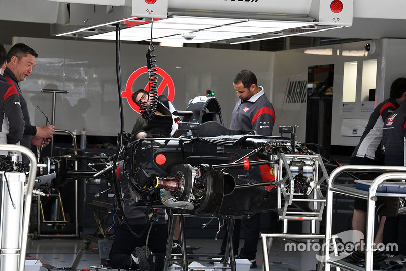 Une Haas F1 Team VF-17 dans le garage