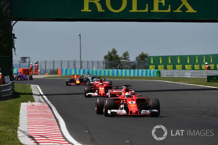 Vettel mantinha a ponta, à frente de Raikkonen e Bottas. Hamilton, quinto, sofria atrás de Verstappen. 