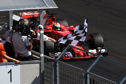 Переможець гонки Себастьян Феттель, Ferrari SF70-H, фінішує під картатим прапором