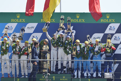 Podium: race winners Timo Bernhard, Earl Bamber, Brendon Hartley, Porsche Team, second place Ho-Pin