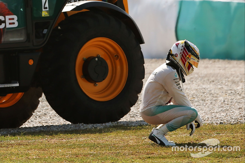 Lewis Hamilton, Mercedes AMG F1 W07 Hybrid retirado de la carrera por problemas con el motor