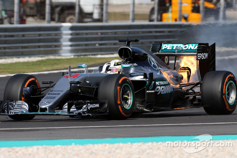 Lewis Hamilton, Mercedes AMG F1 W07 Hybrid con problemas en el motor