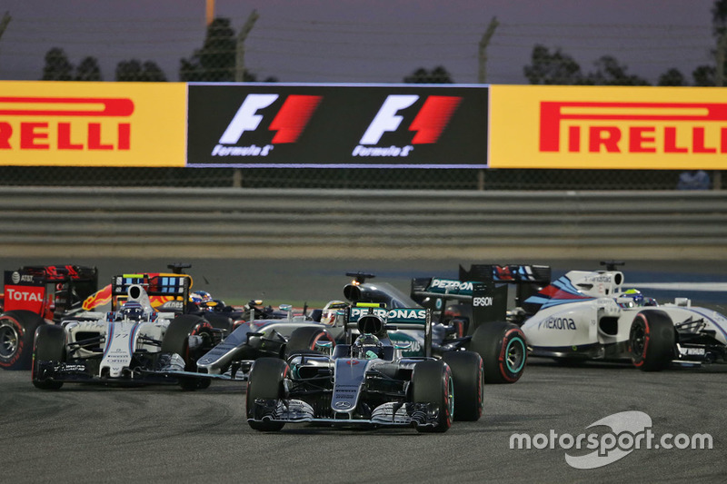 Start actie: Nico Rosberg, Mercedes AMG F1 Team W07, Valtteri Bottas, Williams FW38 en Lewis Hamilto