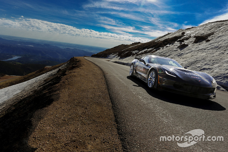 Sam Schmidt fährt eine Chevrolet Corvette auf zum Pikes Peak