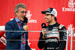 (Зліва направо): Едді Джордан та Серхіо Перес, Force India F1, третє місце, на подіумі