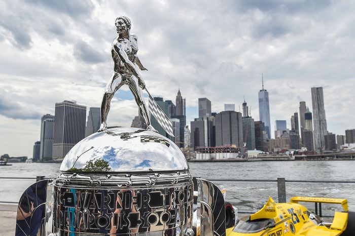 Trofeo de BorgWarner con vistas a la ciudad de Nueva York