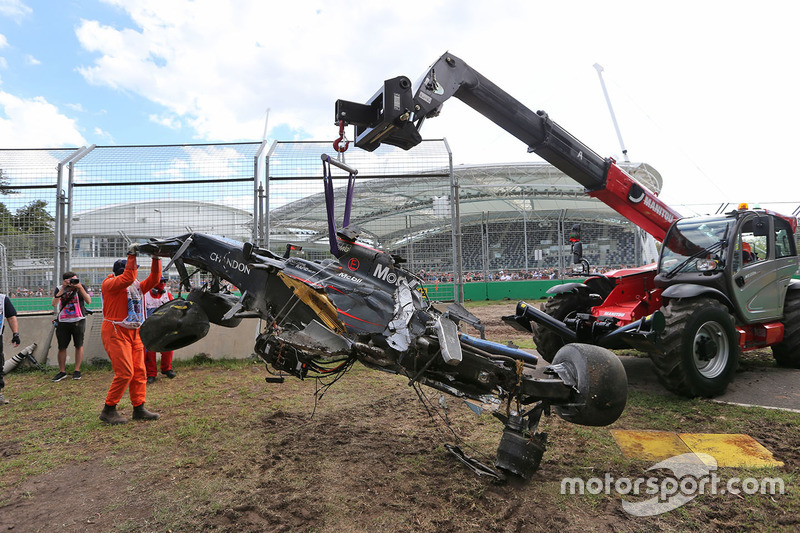 De McLaren MP4-31 van Fernando Alonso na crash