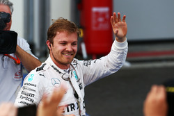 Il vincitore della gara Nico Rosberg, Mercedes AMG F1 festeggia nel parco chiuso