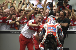 Le vainqueur Andrea Dovizioso, Ducati Team, avec Paolo Ciabatti, directeur sportif Ducati Corse