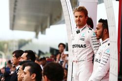 El ganador de la carrera Nico Rosberg, Mercedes AMG F1 con su compañero Lewis Hamilton, Mercedes AMG