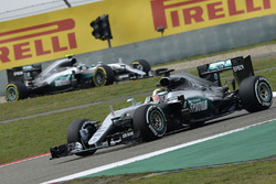 Lewis Hamilton, Mercedes AMG F1 Team W07, und Nico Rosberg, Mercedes AMG F1 Team W07