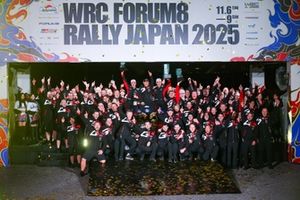 Los miembros del equipo Toyota Gazoo Racing WRT celebran el 1-2-3 final