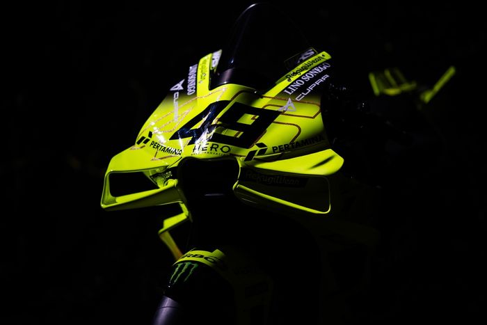 VR46、2026年新カラーリングは『黄×黒』に変化！ ロッシ「あとは速く