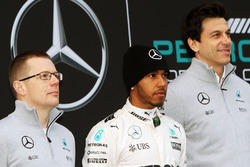 Энди Ковелл, менеджер по производительности Mercedes-Benz, Льюис Хэмилтон, Mercedes AMG F1 и Тото Во