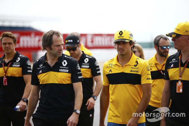 Carlos Sainz Jr., Renault Sport F1 Team, cammina lungo il circuito