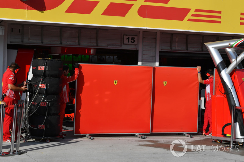 Paneles en el box de Ferrari
