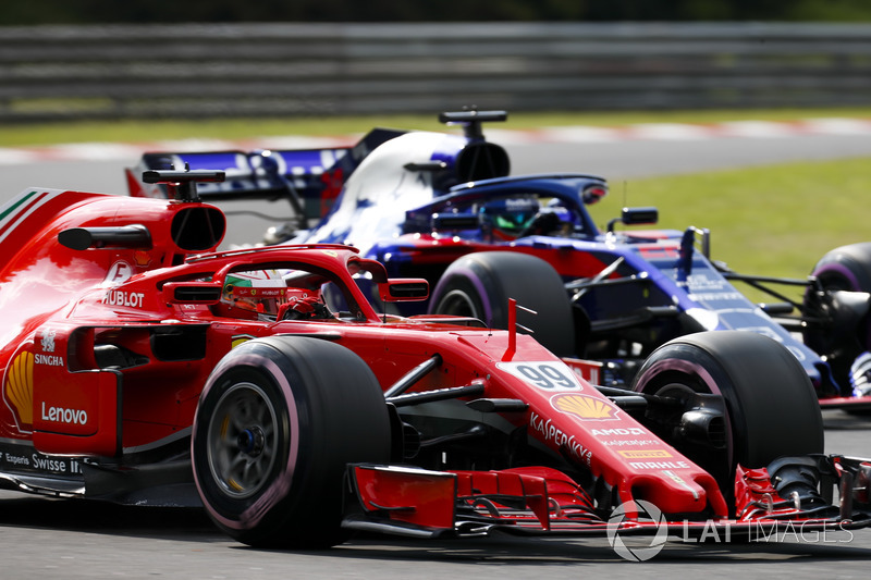 Antonio Giovinazzi, Ferrari SF71H, precede Brendon Hartley, Toro Rosso STR13