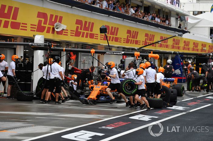 Fernando Alonso, McLaren MCL33 , en una práctica de pit stop