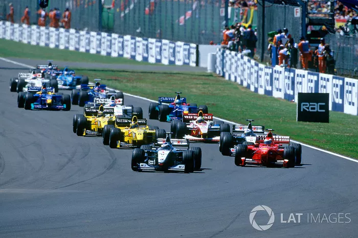 Hakkinen conservó el liderato de la carrera y comenzó a separarse de sus rivales, e Irvine adelantó a Coulthard en la lucha por el segundo lugar.