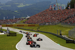 Lewis Hamilton, Mercedes AMG F1 W09, Kimi Raikkonen, Ferrari SF71H, Max Verstappen, Red Bull Racing RB14, Valtteri Bottas, Mercedes AMG F1 W09, Romain Grosjean, Haas F1 Team VF-18, Daniel Ricciardo, Red Bull Racing RB14, Kevin Magnussen, Haas F1 Team VF-18 and Sebastian Vettel, Ferrari SF71H at the start