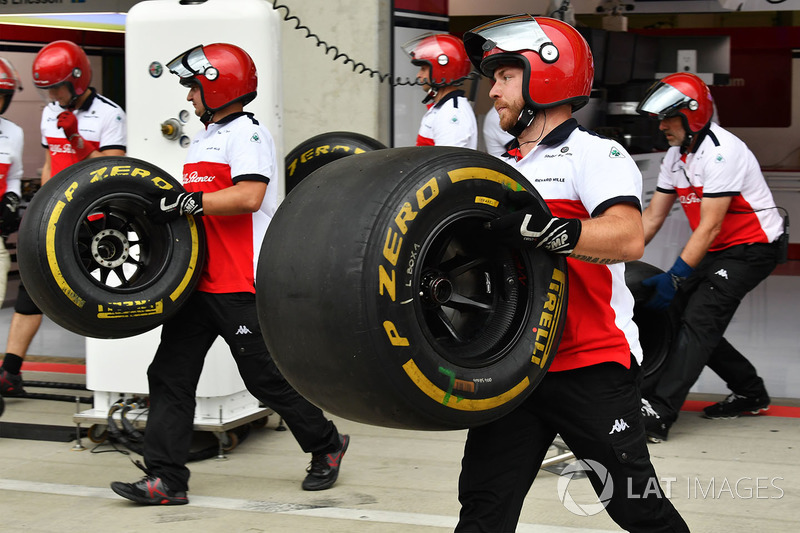 Mekanik Sauber mengangkut ban Pirelli