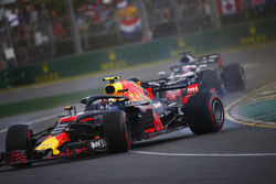 Max Verstappen, Red Bull Racing RB14 Tag Heuer, spin atıyor, Romain Grosjean, Haas F1 Team VF-18 Fer