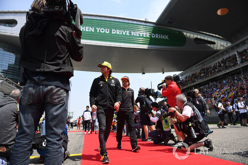 Carlos Sainz Jr., Renault Sport F1 Team on the drivers parade