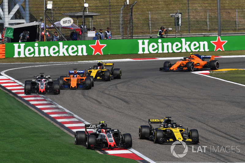 Kevin Magnussen, Haas F1 Team VF-18 et Nico Hulkenberg, Renault Sport F1 Team R.S. 18 en lutte