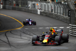Max Verstappen, Red Bull Racing RB14, devant Brendon Hartley, Toro Rosso STR13