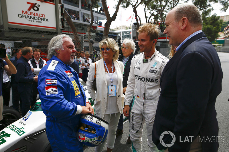 Keke Rosberg retrouve sa 1982 Williams FW08 Cosworth pour une démonstration avec son fils Nico Rosberg, qui a pris le volant de sa 2016 Mercedes W07 Hybrid. Le Prince Albert discute avec les deux pilotes