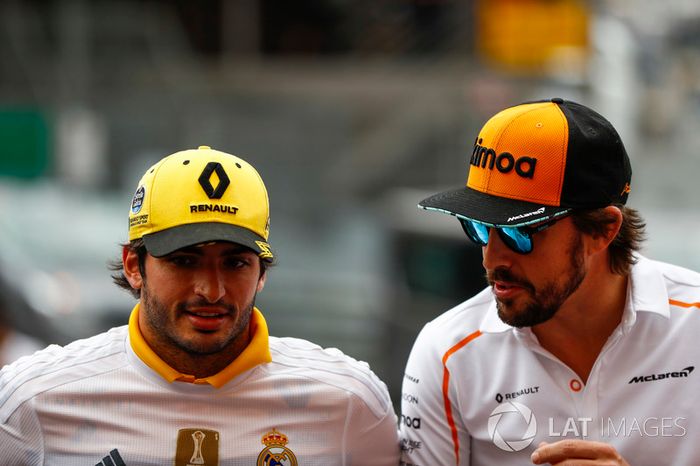 Carlos Sainz Jr., Renault Sport F1 Team, y Fernando Alonso, McLaren