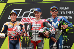 Podio: il secondo classificato Marc Marquez, Repsol Honda Team, il vincitore della gara Jorge Lorenzo, Ducati Team, il terzo classificato Valentino Rossi, Yamaha Factory Racing