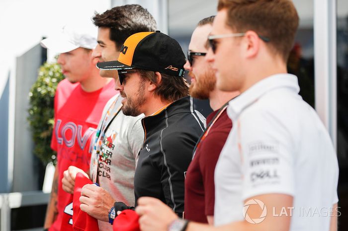 Fernando Alonso, McLaren, Stoffel Vandoorne, McLaren, con jugadores de hockey canadienses