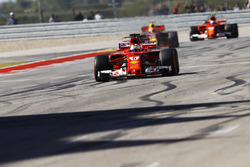 Sebastian Vettel, Ferrari SF70H, finisht voor Max Verstappen, Red Bull Racing RB13, Kimi Raikkonen,