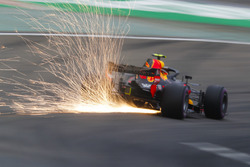 Des étincelles volent de la voiture de Max Verstappen, Red Bull Racing RB14 Tag Heuer