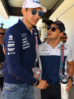 Esteban Ocon, Sahara Force India F1 et Felipe Massa, Williams lors de la parade des pilotes