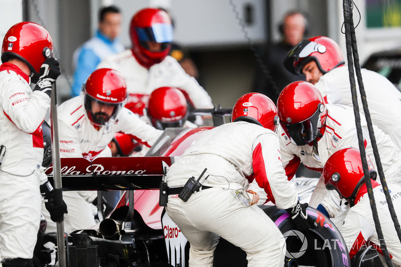 Marcus Ericsson, Sauber C37 Ferrari, makes a pit stop