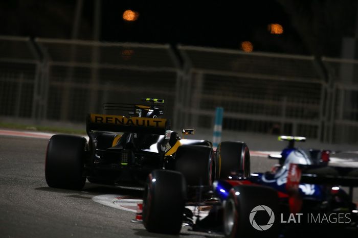 Carlos Sainz Jr., Renault Sport F1 Team RS17, Pierre Gasly, Scuderia Toro Rosso STR12