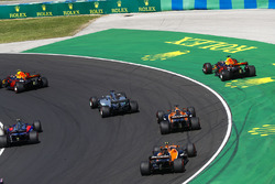 Daniel Ricciardo, Red Bull Racing RB13, gaat wijd na contact met Max Verstappen, Red Bull Racing RB1