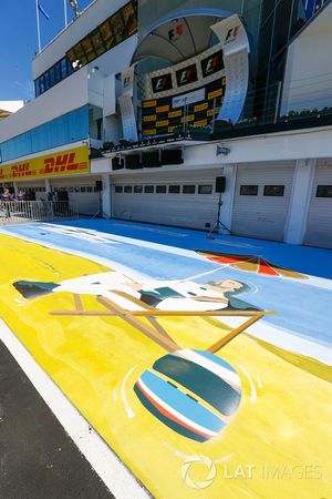 Una pintura de Alonso de la famosa foto de él descansado en una silla de reposo cerca del podio