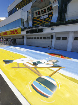 A painting of Alonsos famous deck chair near the podium