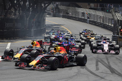 Daniel Ricciardo, Red Bull Racing RB13 et Max Verstappen, Red Bull Racing RB13 au départ