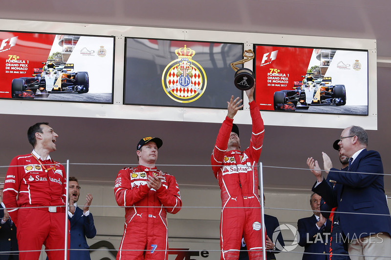 Гоночный инженер Ferrari Риккардо Адами, Кими Райкконен и Себастьян Феттель