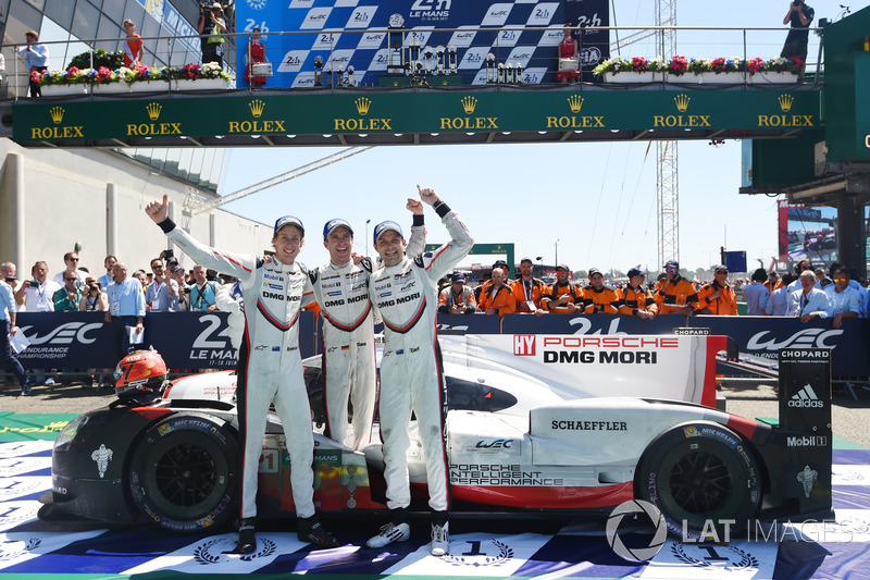 Les vainqueurs Timo Bernhard, Earl Bamber, Brendon Hartley, Porsche Team