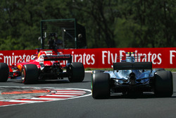 Sebastian Vettel, Ferrari SF70-H, Valtteri Bottas, Mercedes-Benz F1 W08 Hybrid