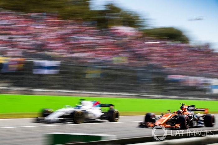 Stoffel Vandoorne, McLaren MCL32, pasa a Felipe Massa, Williams FW40