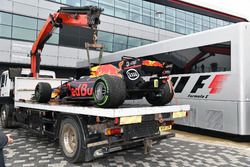 Coche de Daniel Ricciardo, Red Bull Racing RB13 es removido de la pista